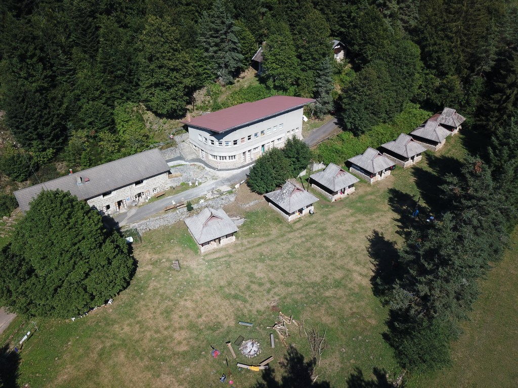 le premier pré du "camp Joubert" vu du ciel. Entre Lignon et forêt.